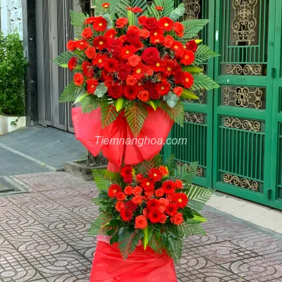 Opening flower shelf with bright red roses KT17