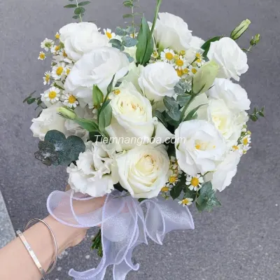 Wedding flowers in the bride's hand HC20