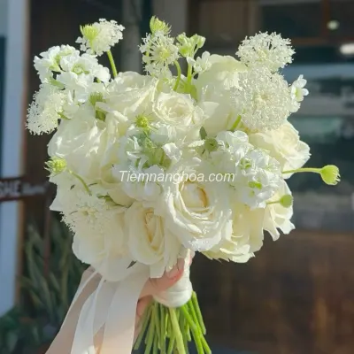 Wedding flowers in the bride's hand HC22