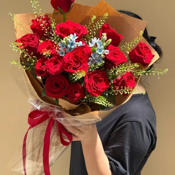 Bó hoa hồng đỏ mix lam tinh HB318 - Ảnh 1