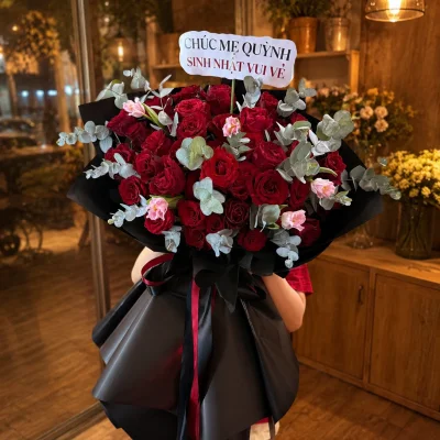 Romantic bouquet of red roses for congratulations HB302