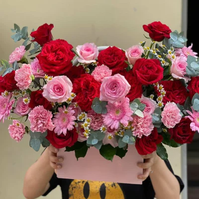 Basket of red roses HG18