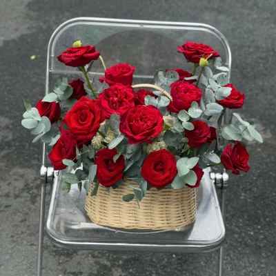 Basket of red roses HG50