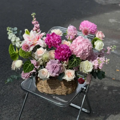 Congratulatory flower basket in purple and pink tones with imported flowers HG48