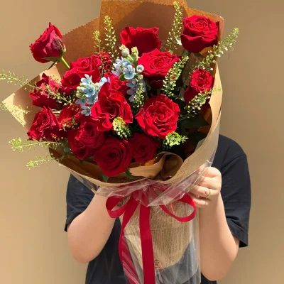 Bó hoa hồng đỏ mix lam tinh HB318