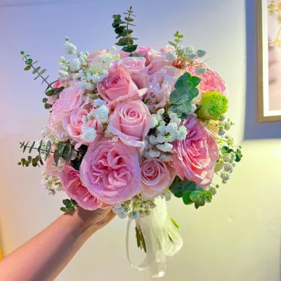 Wedding flowers in the brides hand in pink tone HC11