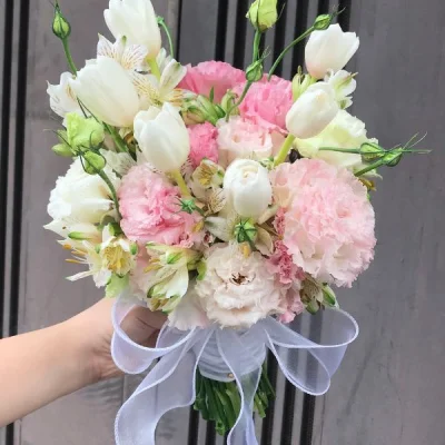 Wedding Flowers in the Brides Hand HC14