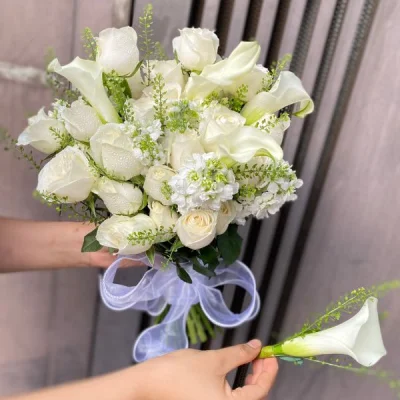 Wedding Flowers in the Bride's Hand HC17