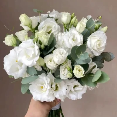 Wedding flowers in the bride's hand HC19