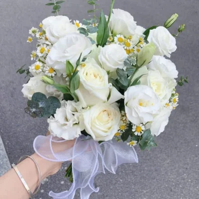 Wedding flowers in the bride's hand HC20