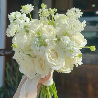 Wedding flowers in the bride's hand HC22